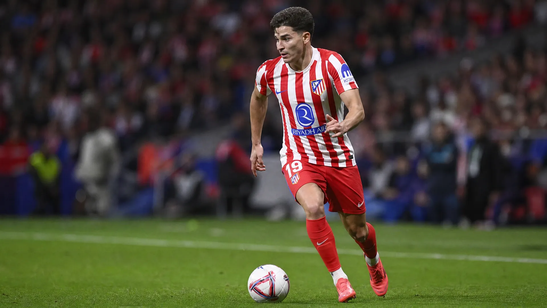 Julian Alvarez in action for Atletico Madrid as Arsenal face a transfer roadblock in negotiations