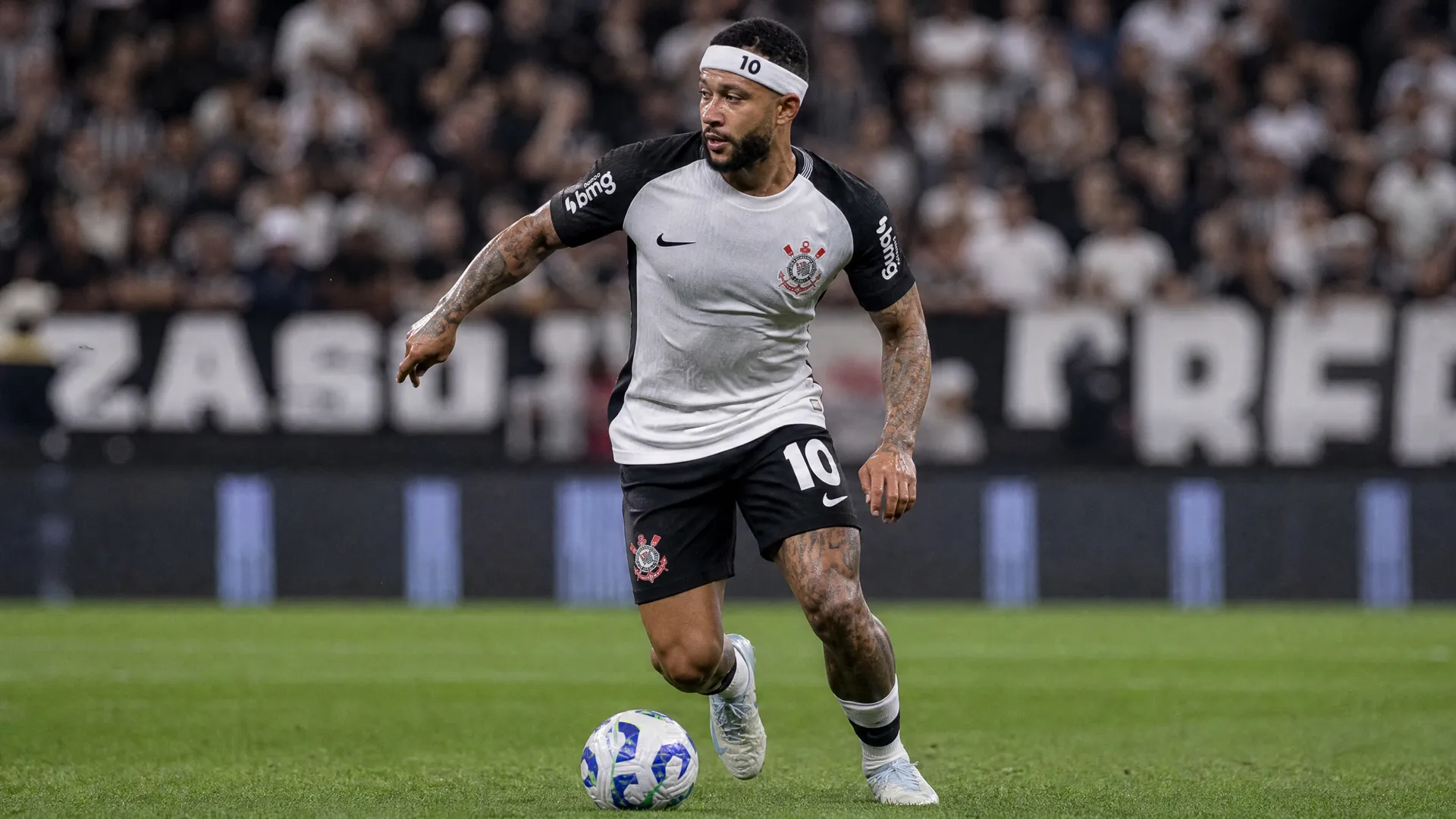 Memphis Depay in action for SC Corinthians as World Cup preparation continues amid contract talks