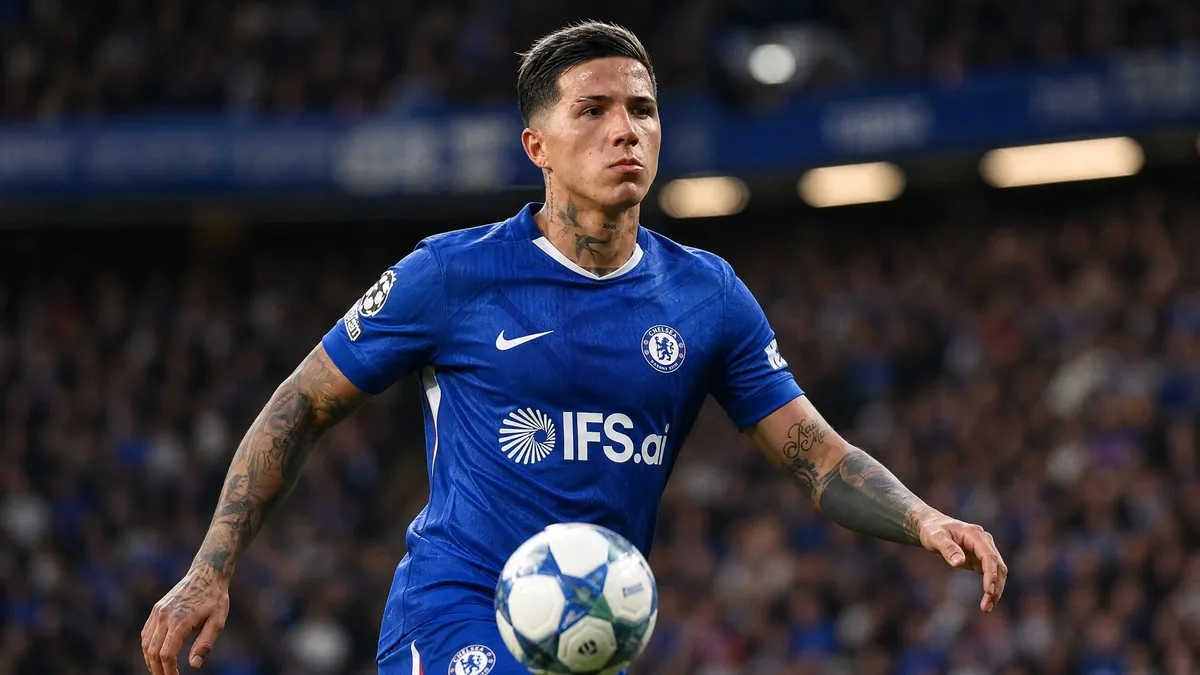 Enzo Fernandez in action for Chelsea FC controlling the ball as Real Madrid and Manchester City circle with £120m bids
