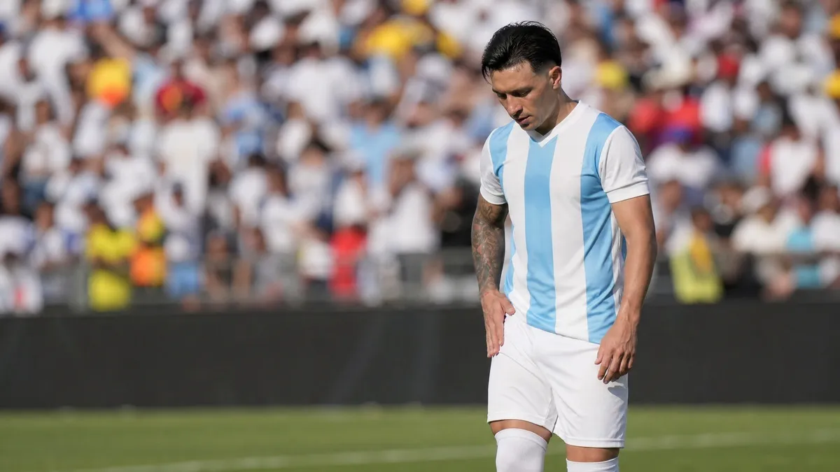 Lisandro Martínez holds his thigh for Argentina in the 2026 World Cup final amid Manchester United injury concerns